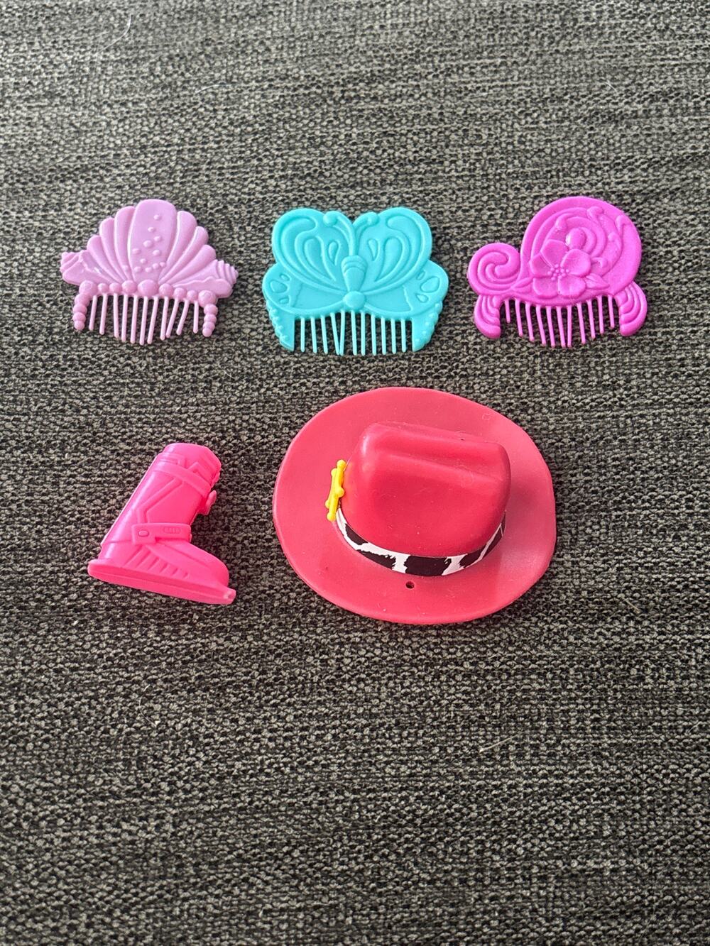 Barbie Miscellaneous Accessories Combs Cowboy Hat One Ski Boot